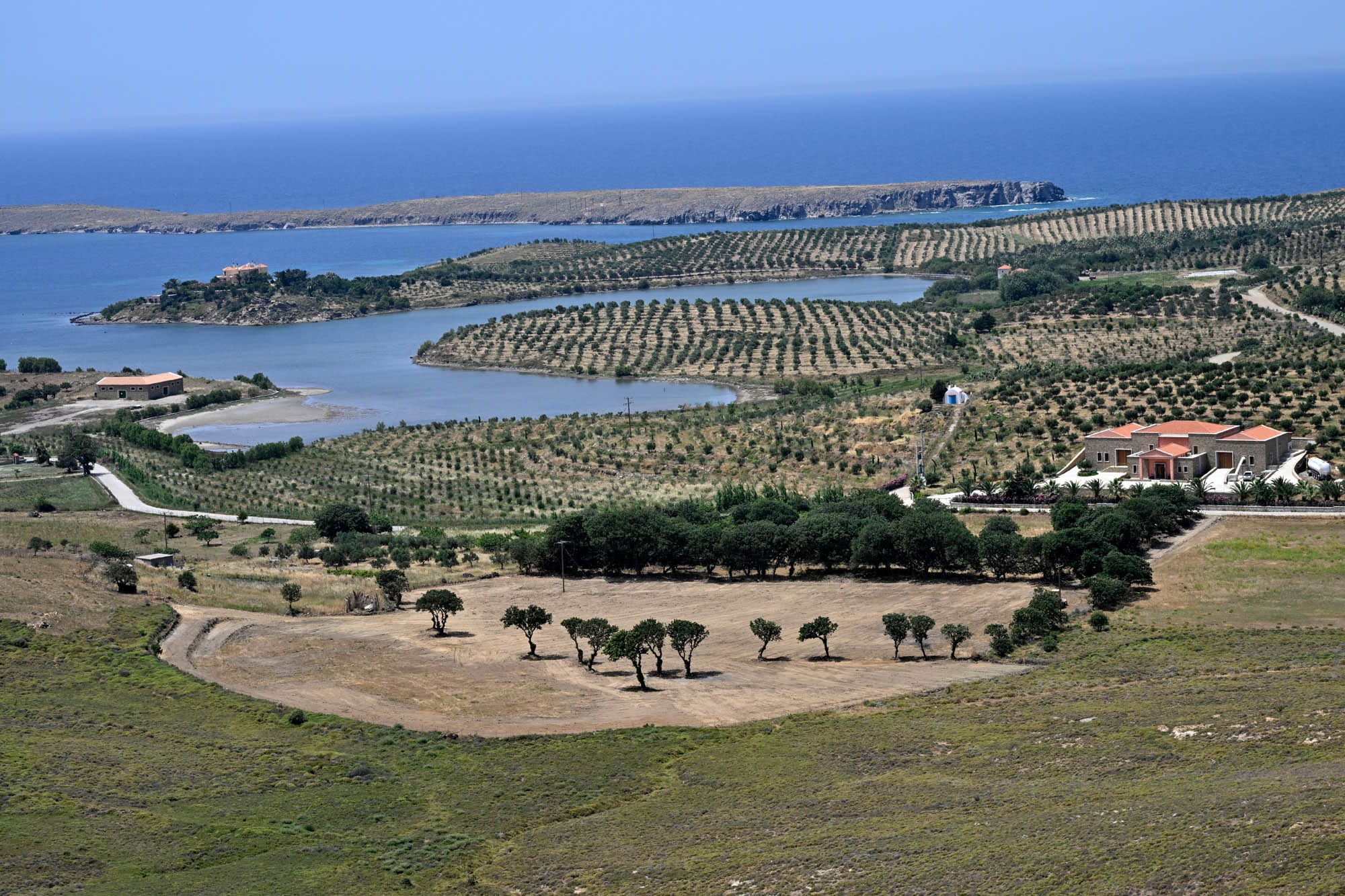 Το Κτήμα Φάρος, οι λιμνοθάλασσές του και το ελαιοτριβείο, από τους λόφους