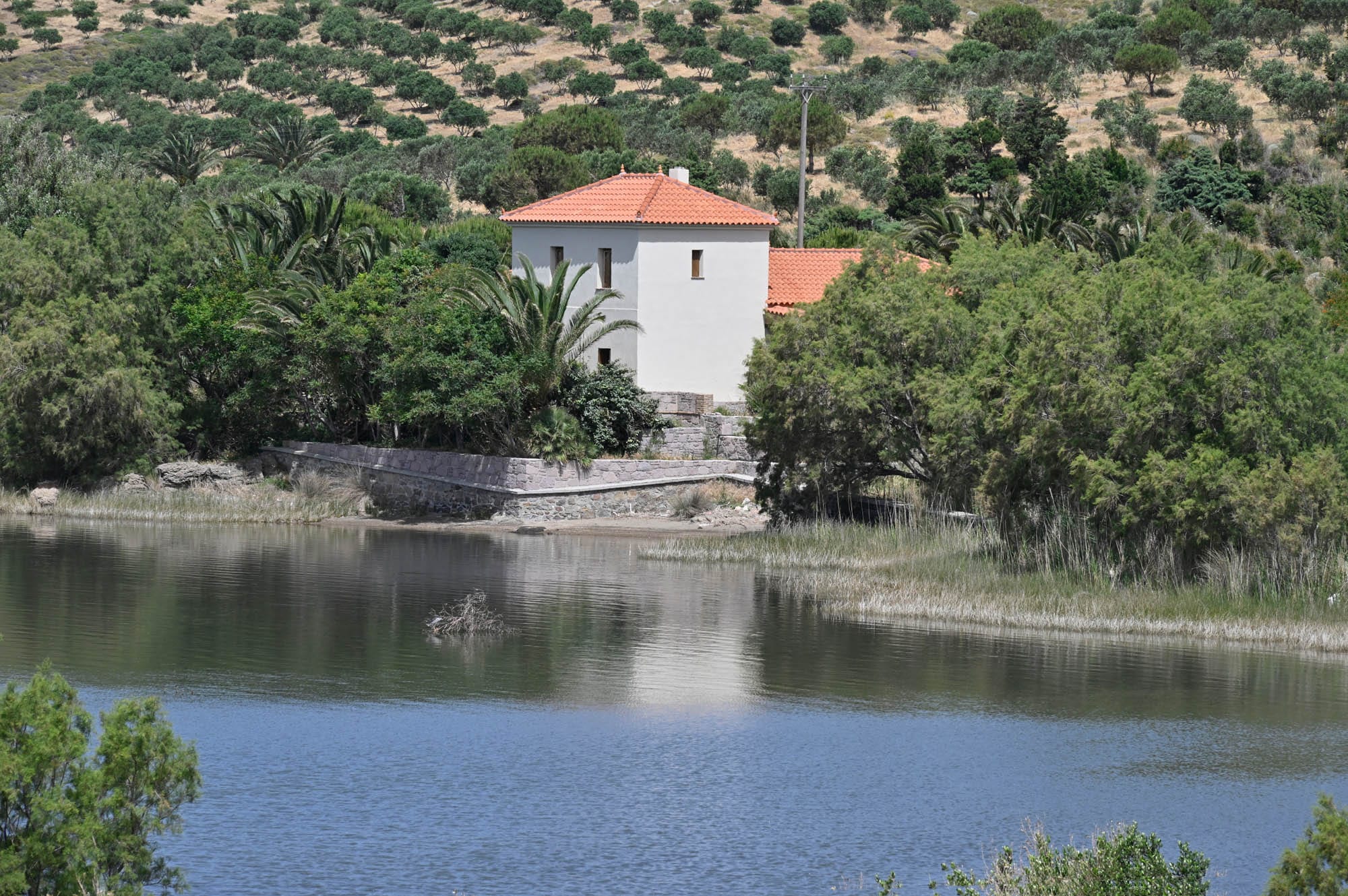 Ένα σπίτι δίπλα στη λίμνη του κτήματος
