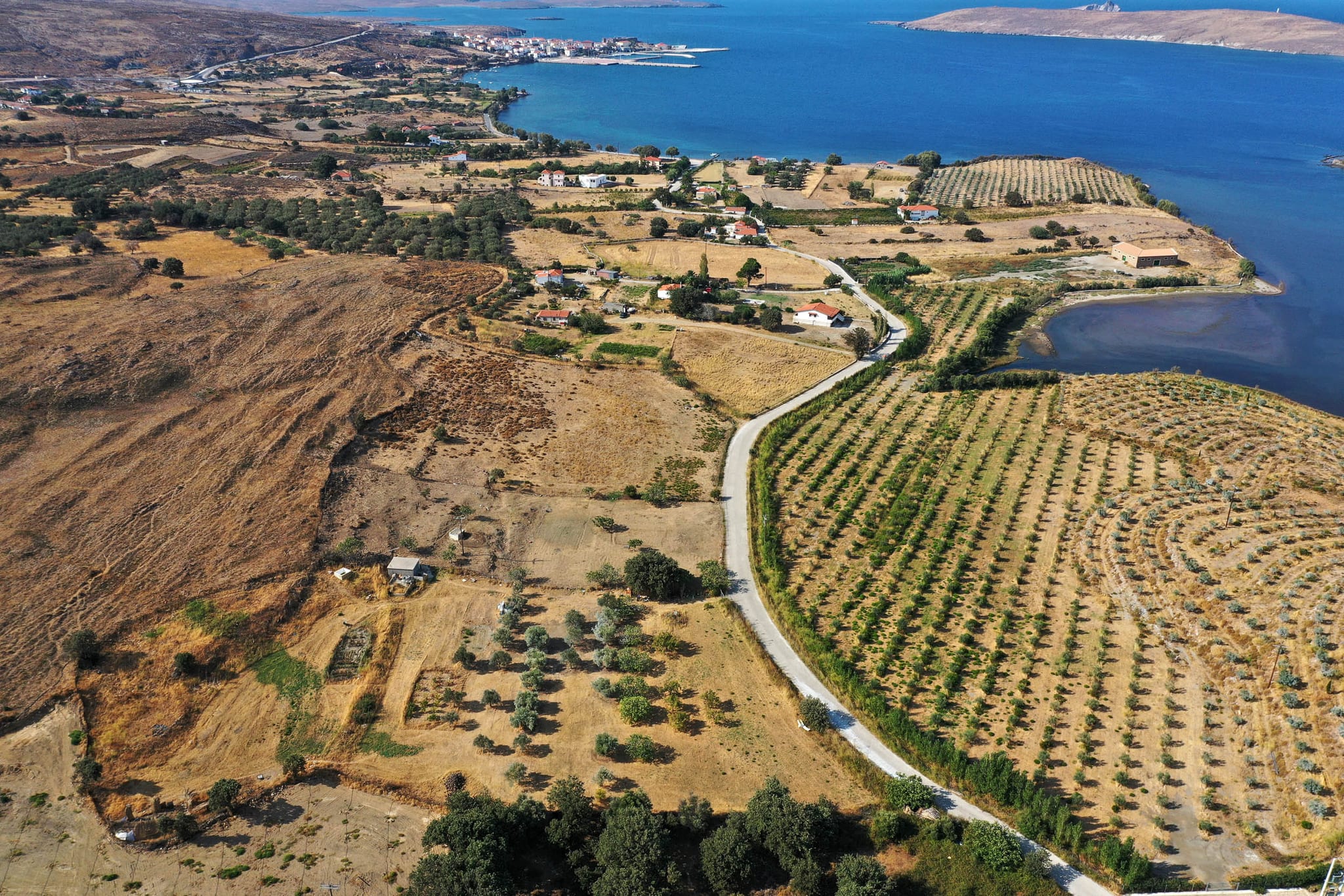 Το χωριό Σίγρι και ο κόλπος του, από ψηλά πάνω από το κτήμα
