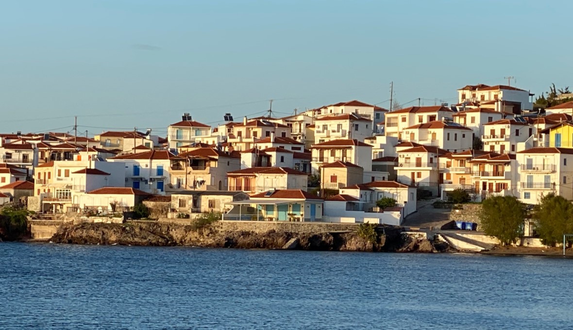 Το χωριό Σίγρι δίπλα στη θάλασσα
